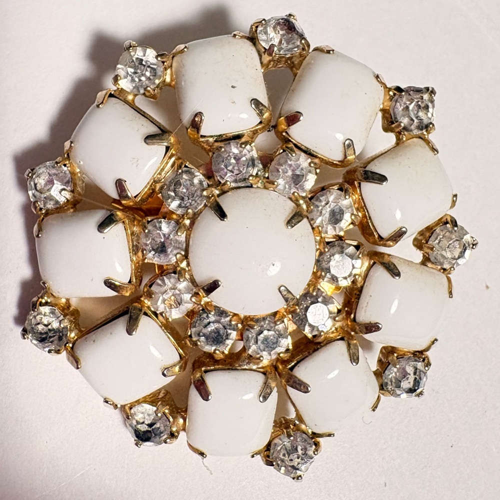 Vintage 1960s/70s gold tone rhinestone Crystal Brooch